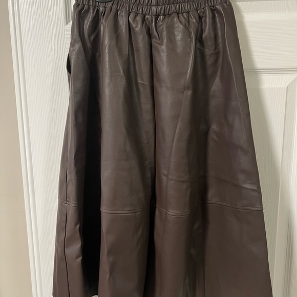 Ladies Skirt - Picture 2 of 3